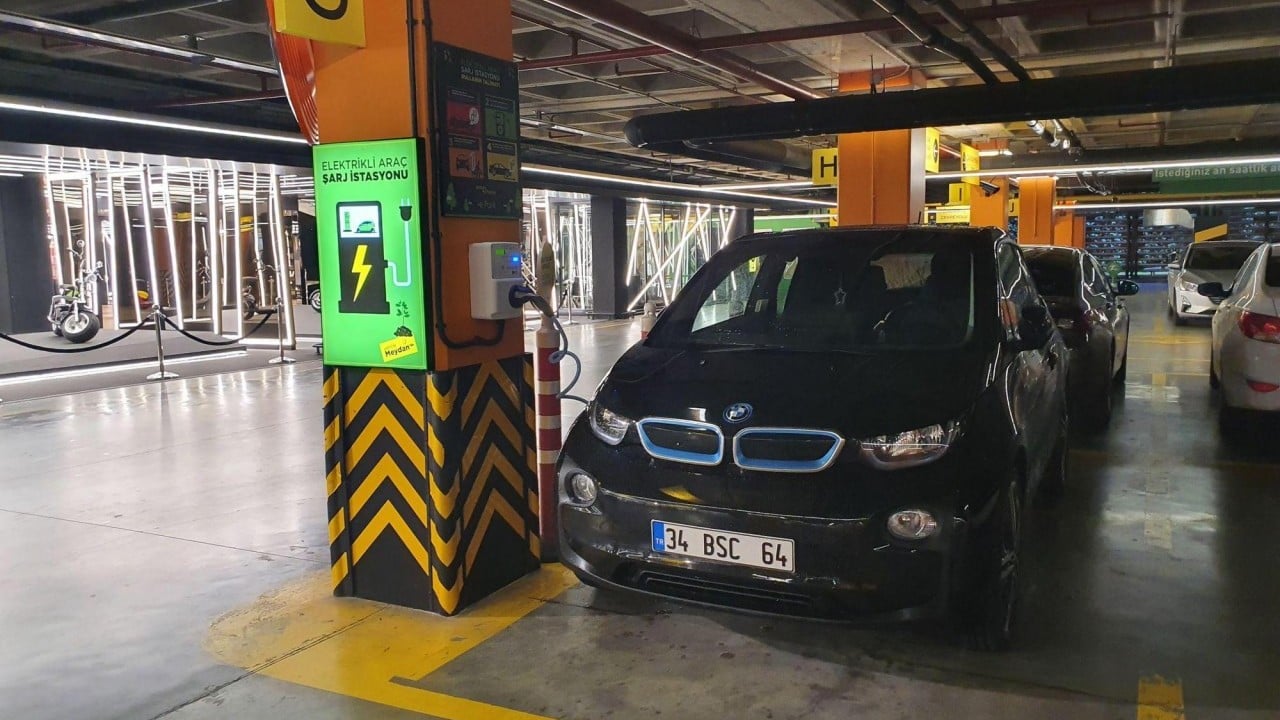 Foto - AVM’de yüksek tenhada düşük