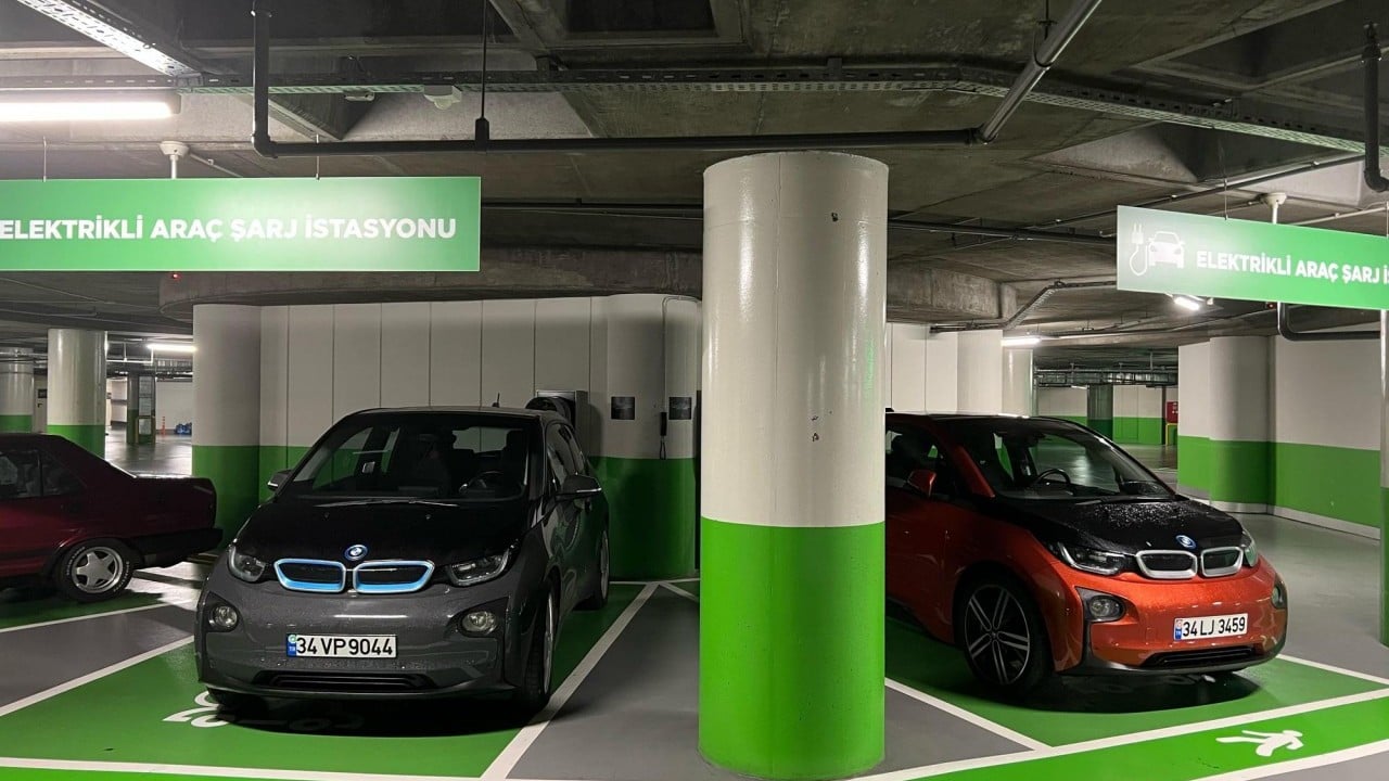 Foto - AVM’de yüksek tenhada düşük