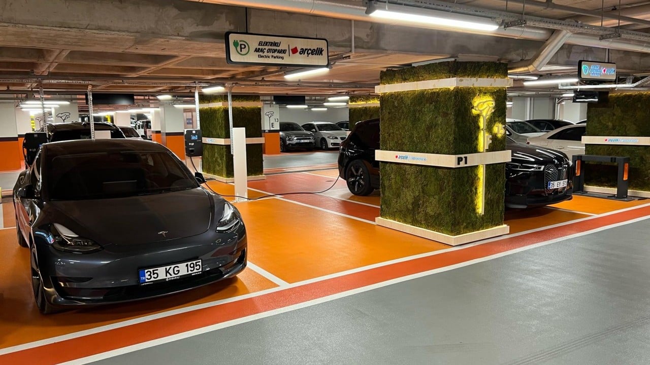 Foto - AVM’de yüksek tenhada düşük