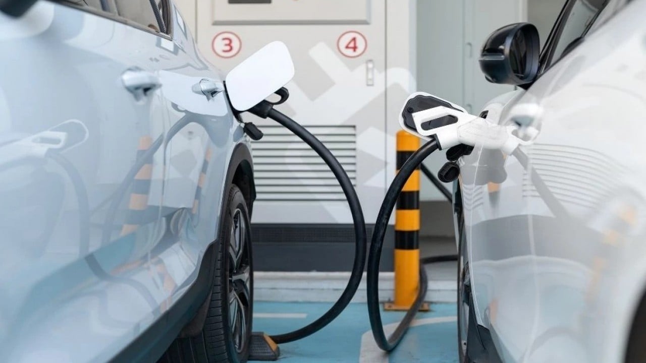 Foto - AVM’de yüksek tenhada düşük