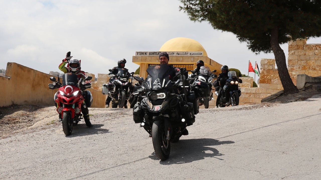 Foto - Avrupa'dan motosikletle umreye gitmişlerdi: Türk Şehitliği'nde oturup ağladılar