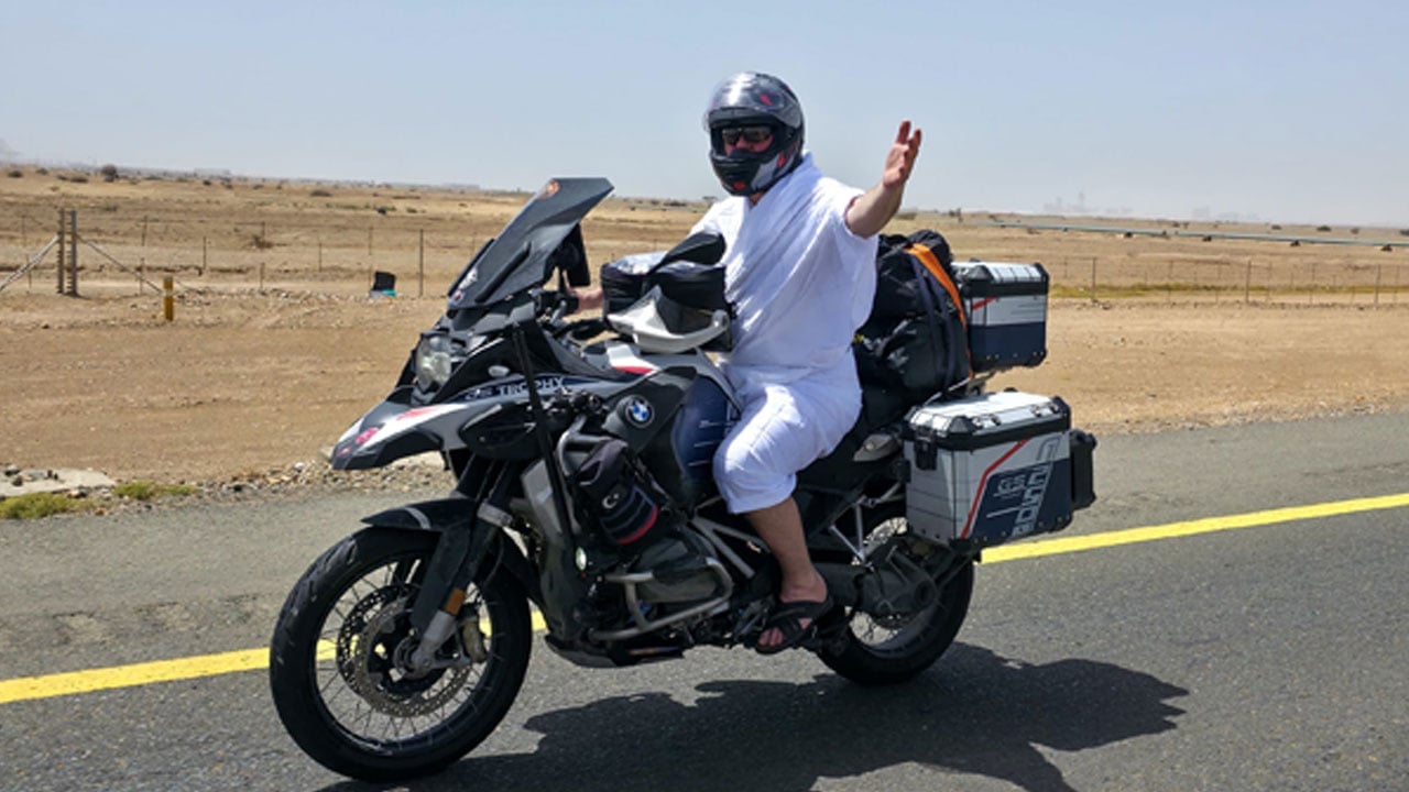 Foto - Avrupa'dan motosikletle umreye gitmişlerdi: Türk Şehitliği'nde oturup ağladılar