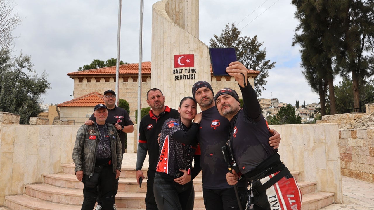 Foto - Avrupa'dan motosikletle umreye gitmişlerdi: Türk Şehitliği'nde oturup ağladılar