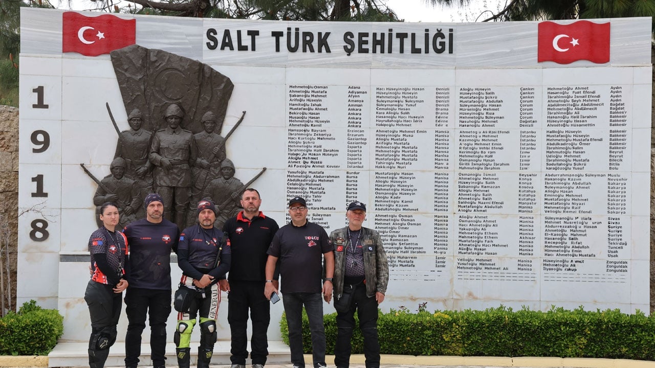 Foto - Avrupa'dan motosikletle umreye gitmişlerdi: Türk Şehitliği'nde oturup ağladılar