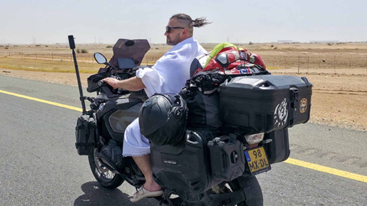 Foto - Avrupa'dan motosikletle umreye gitmişlerdi: Türk Şehitliği'nde oturup ağladılar