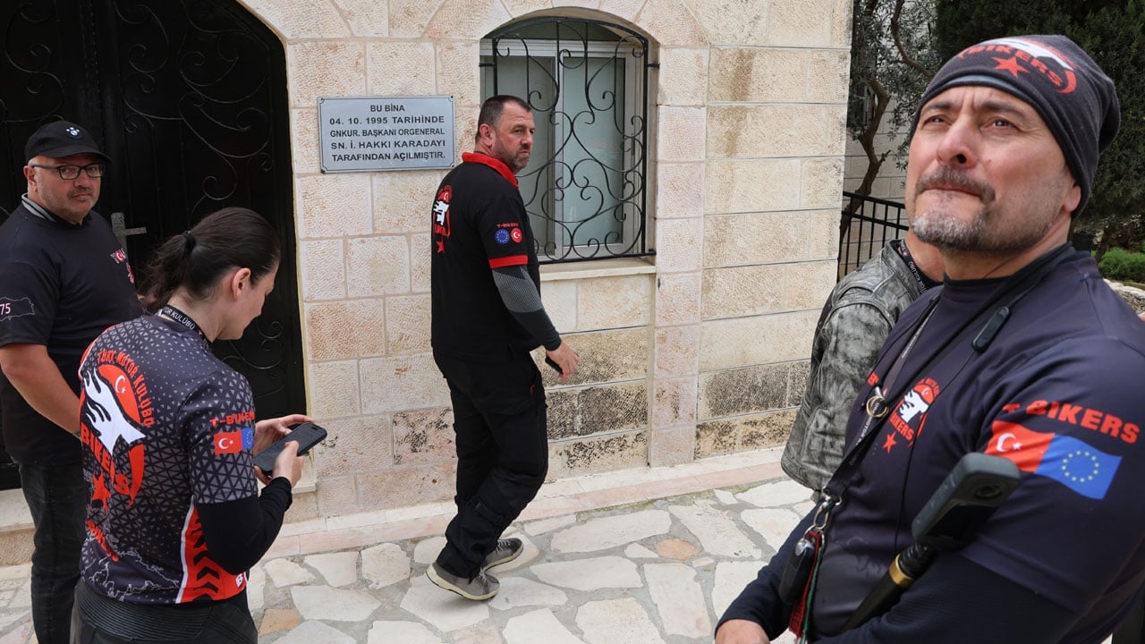 Foto - Avrupa'dan motosikletle umreye gitmişlerdi: Türk Şehitliği'nde oturup ağladılar