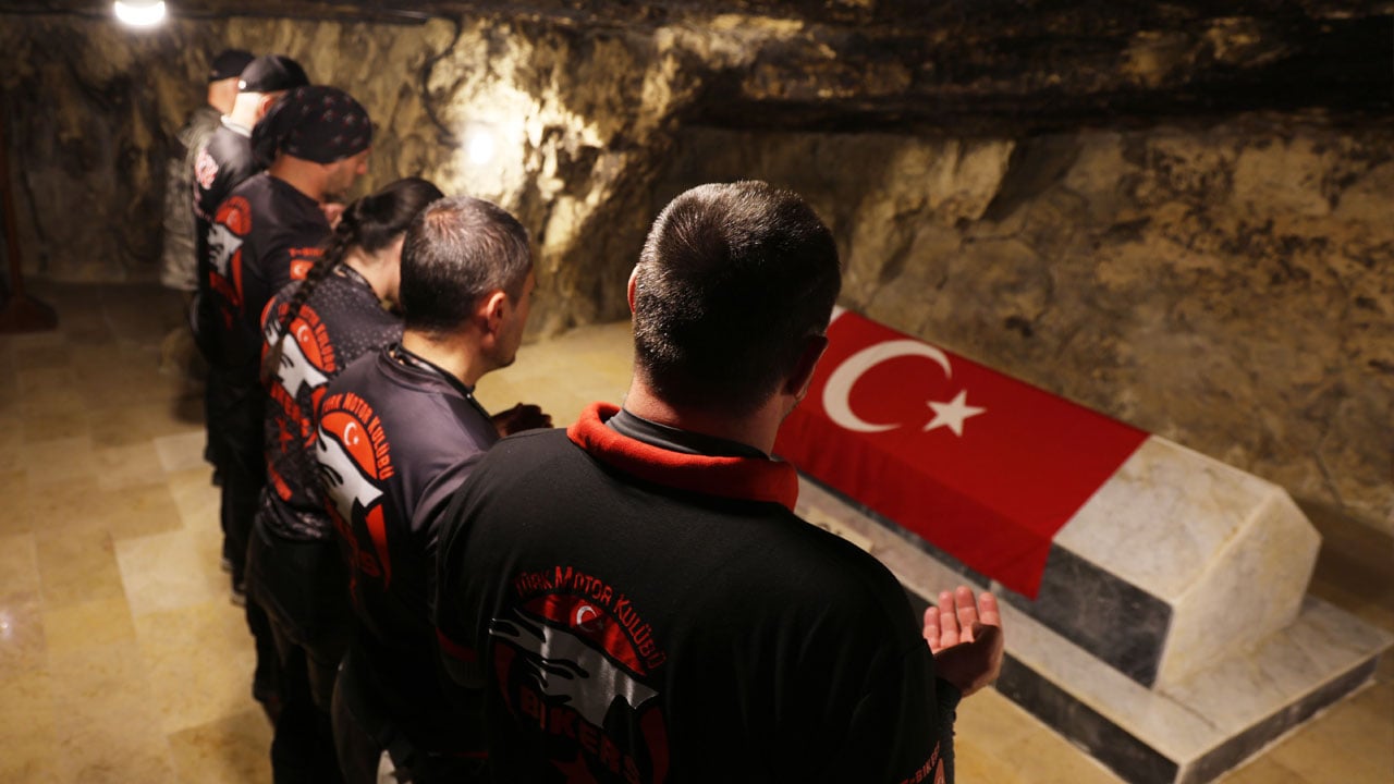 Foto - Avrupa'dan motosikletle umreye gitmişlerdi: Türk Şehitliği'nde oturup ağladılar