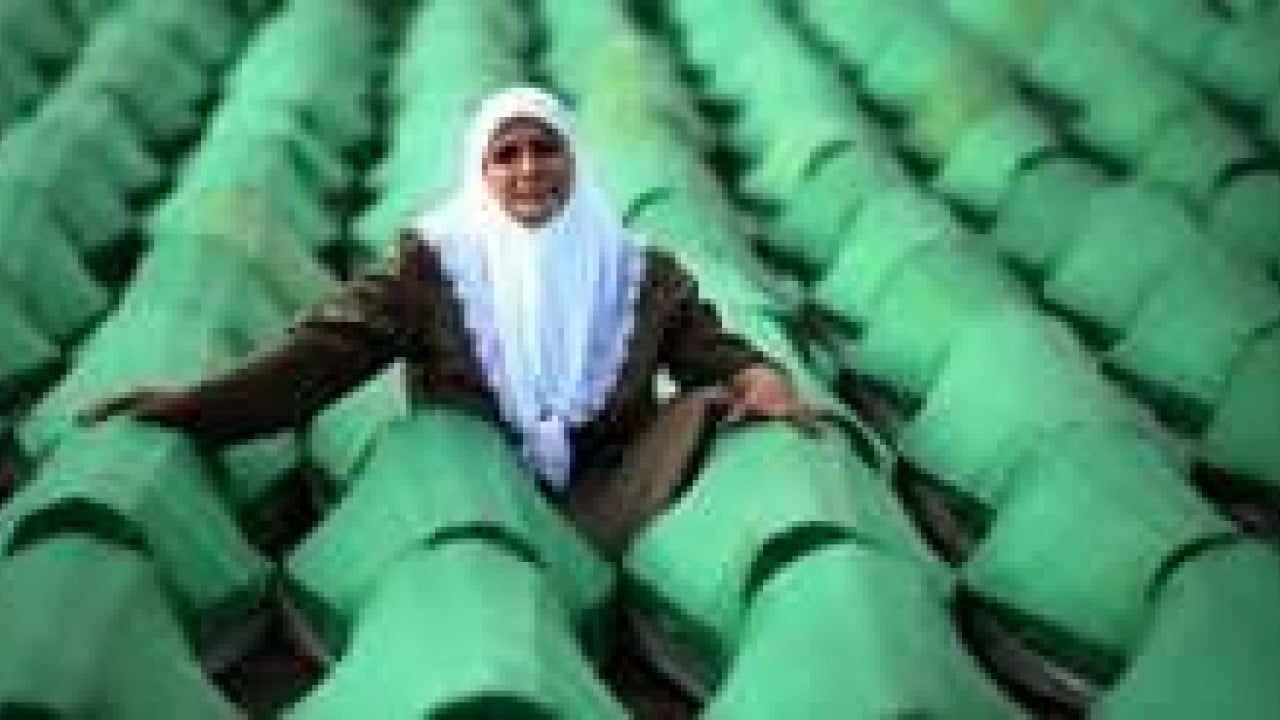 Foto - Avrupa'nın göbeğindeki utanç unutulmadı! Srebrenitsa şehitleri dualarla yad ediliyor!