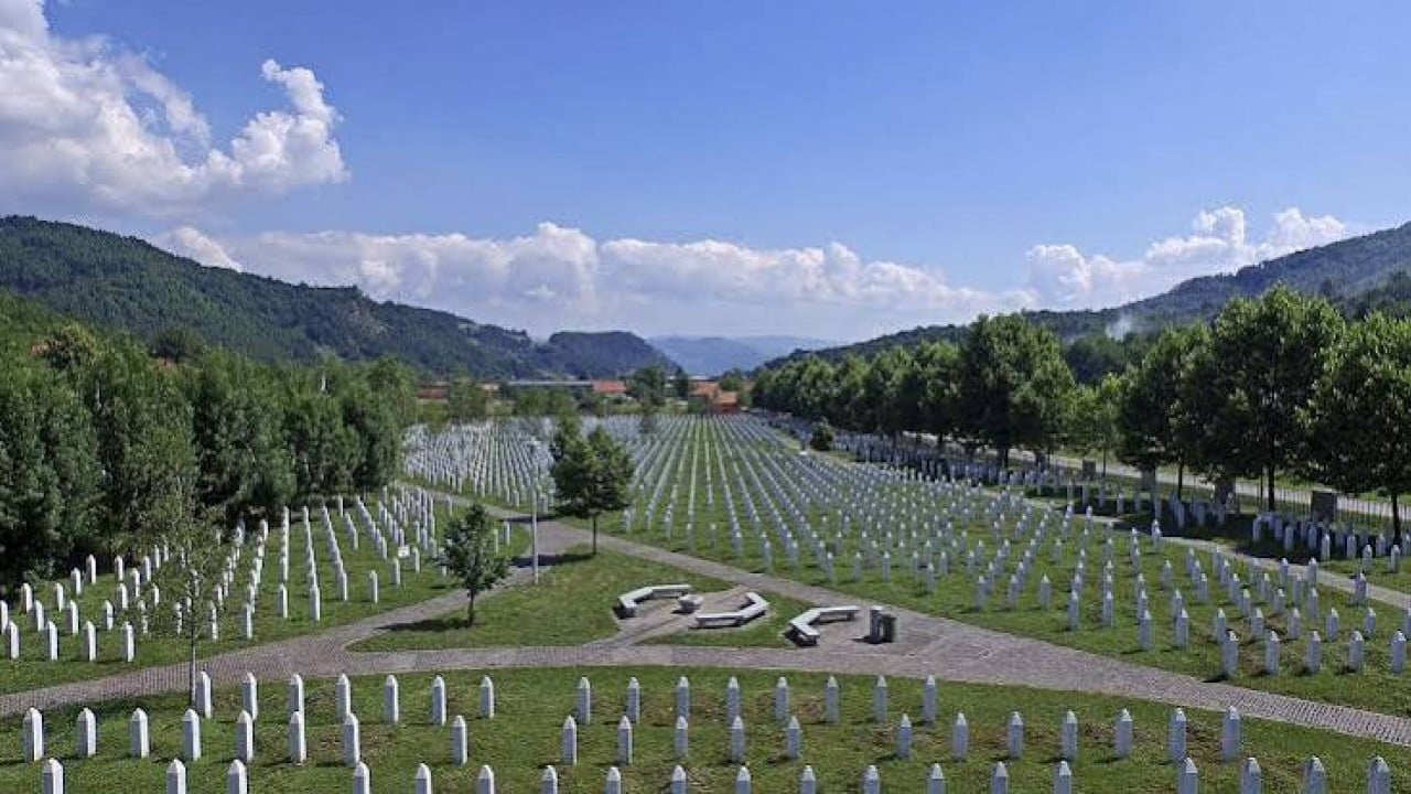Foto - Avrupa'nın göbeğindeki utanç unutulmadı! Srebrenitsa şehitleri dualarla yad ediliyor!