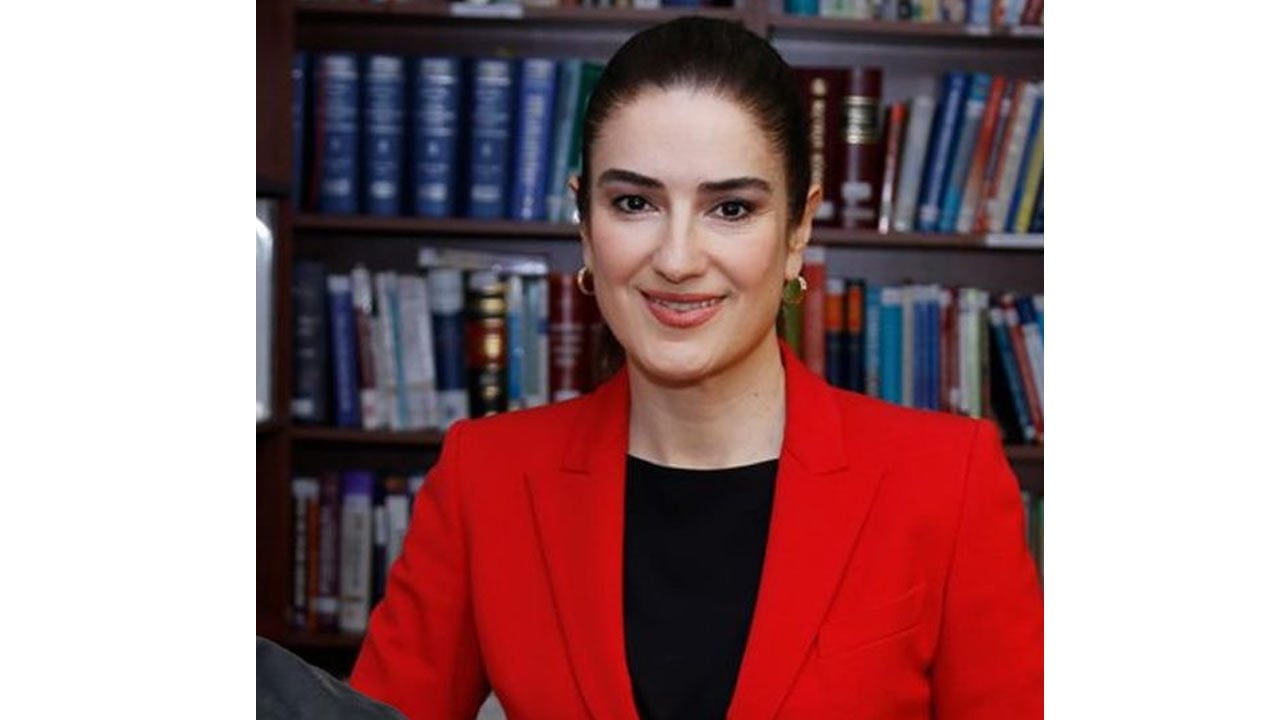 Foto - Avukat Ece hem günah çıkardı, hem bombaladı! Haluk, hikayecinin, dolandırıcının piri
