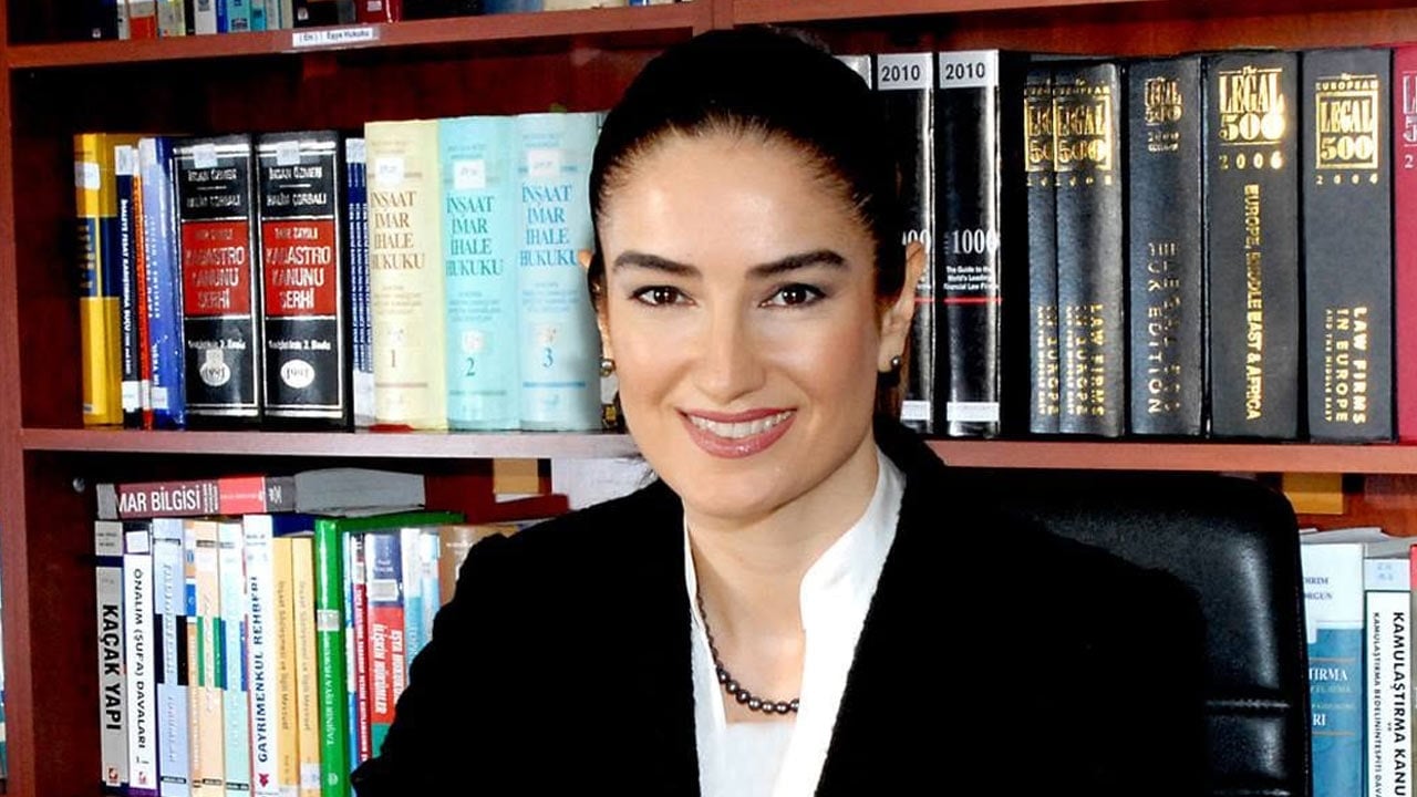 Foto - Avukat Ece hem günah çıkardı, hem bombaladı! Haluk, hikayecinin, dolandırıcının piri