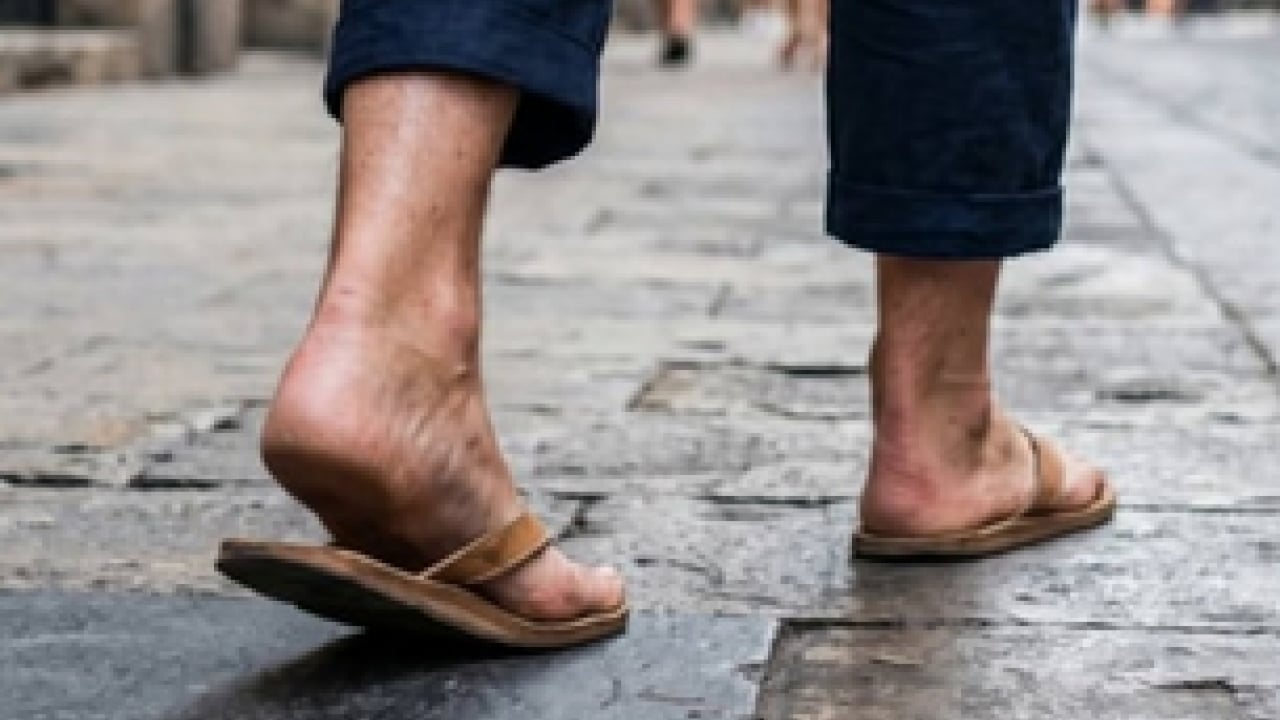 Foto - Ayak, diz, kalça ve... İnce tabanlı terlikler diz ve bele kadar zarar verebilir