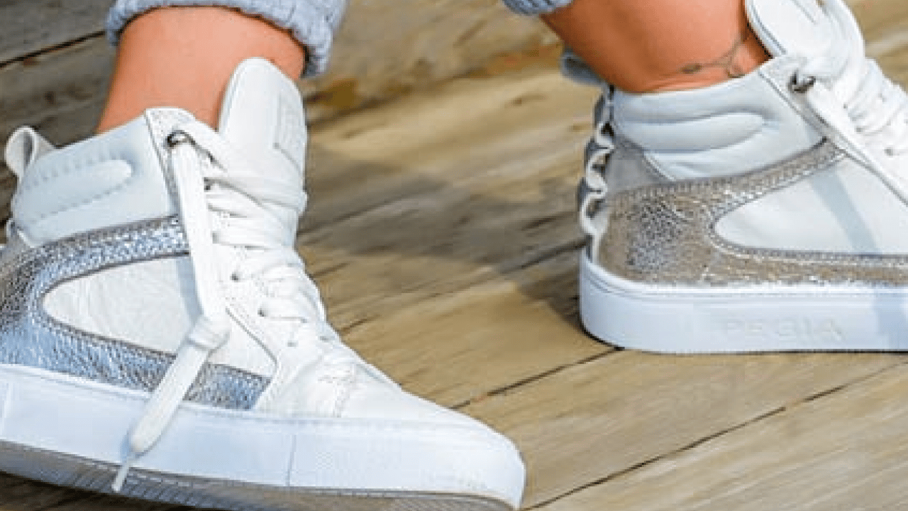 Foto - Ayak sağlığı için ayağa uygun olan ayakkabı: Düz tabanlı ayakkabılar! Spor ayakkabı satın almaktan vazgeçtiler!