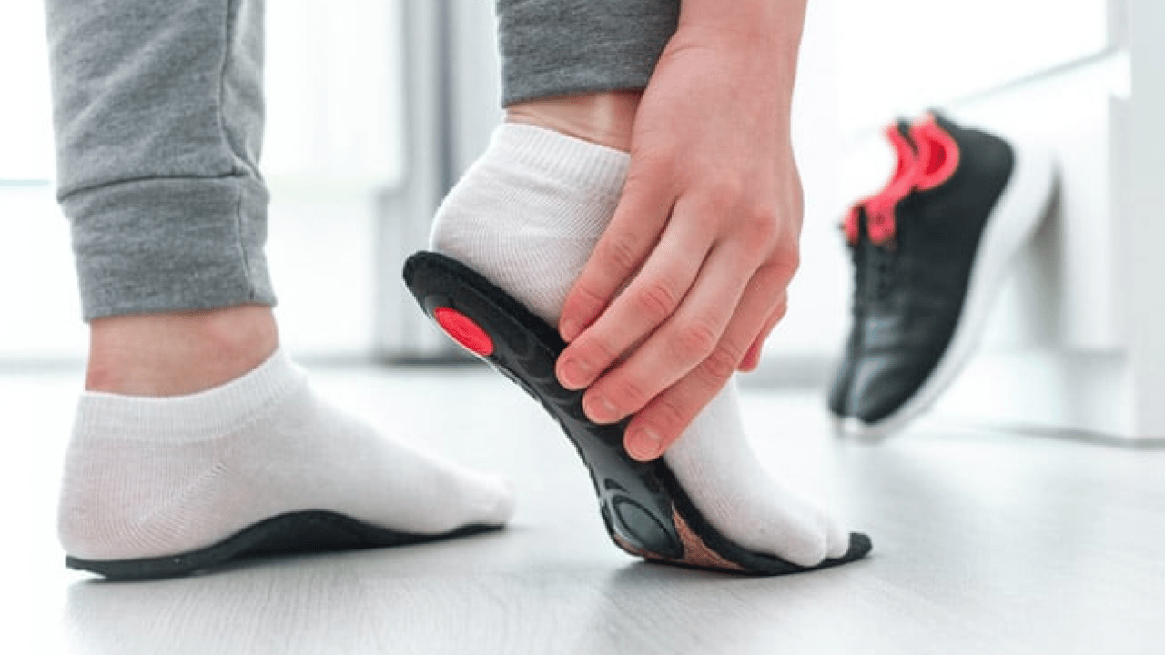 Foto - Ayak sağlığı için ayağa uygun olan ayakkabı: Düz tabanlı ayakkabılar! Spor ayakkabı satın almaktan vazgeçtiler!