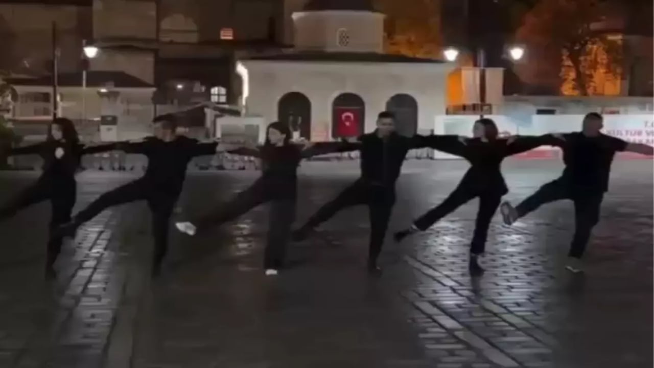 Foto - Ayasofya Camii önünde skandal provokasyon! Sirtaki gösterisi ortalığı karıştırdı