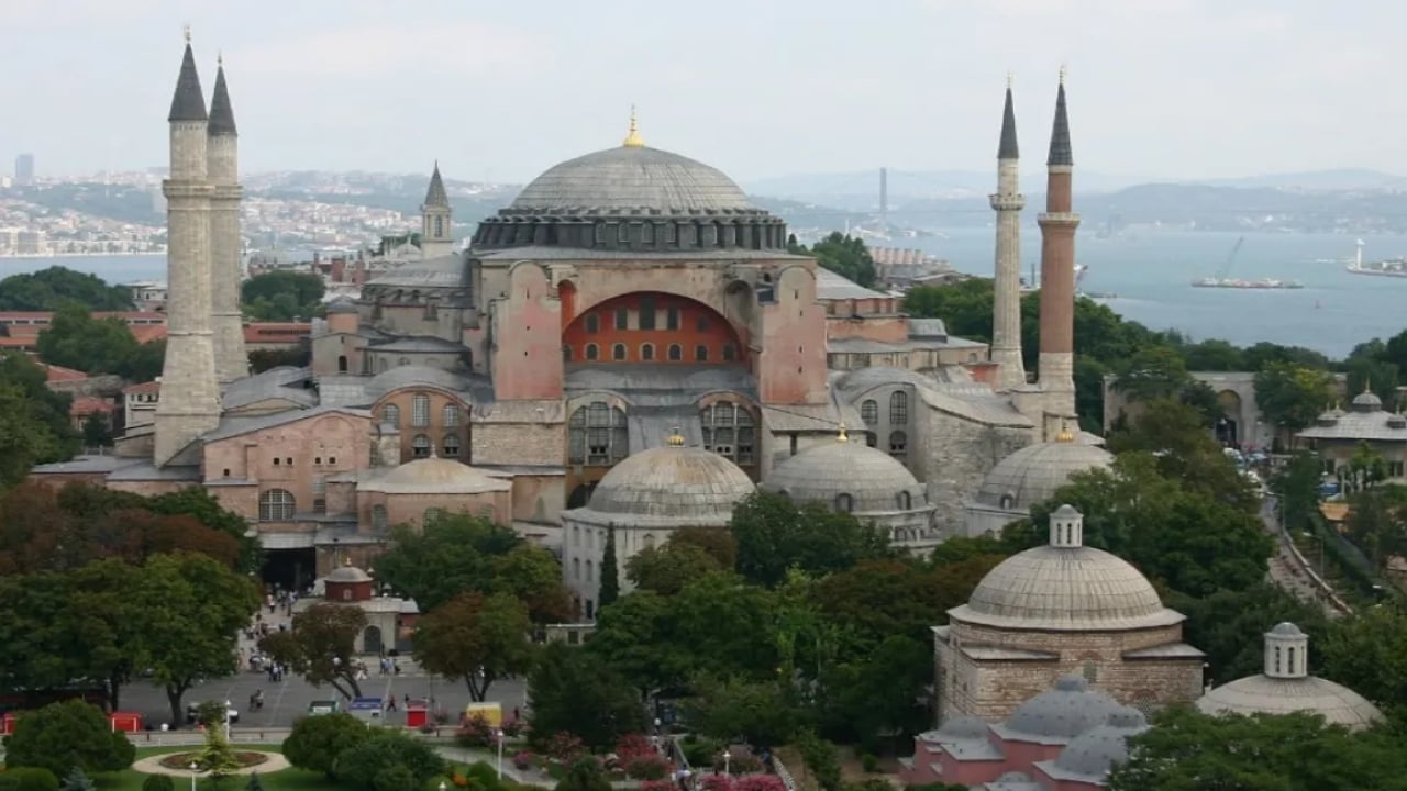 Foto - Ayasofya Camii önünde skandal provokasyon! Sirtaki gösterisi ortalığı karıştırdı