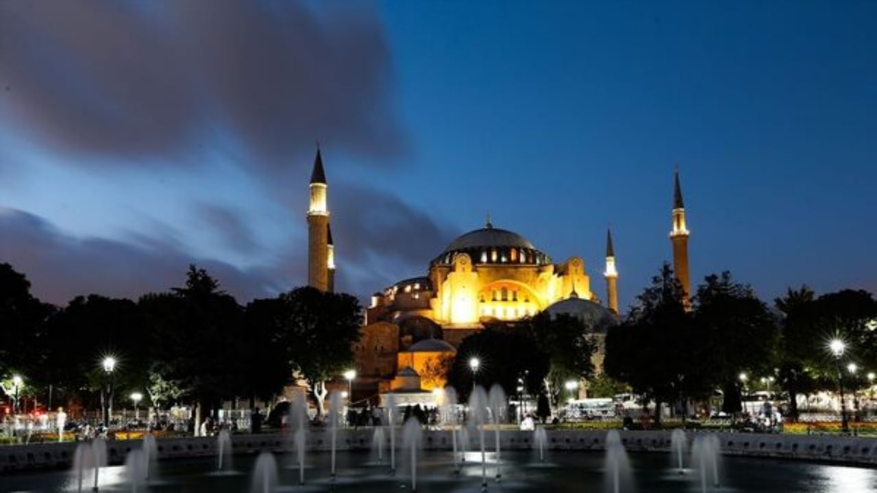 Foto - Ayasofya Camii önünde skandal provokasyon! Sirtaki gösterisi ortalığı karıştırdı