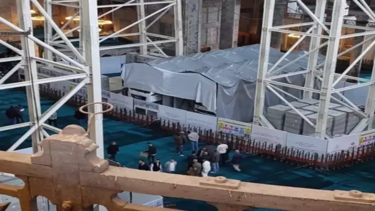 Foto - Ayasofya Camii’ndeki görüntü, İlber Ortaylı’yı çılgına çevirdi! Çok sert tepki gösterdi 