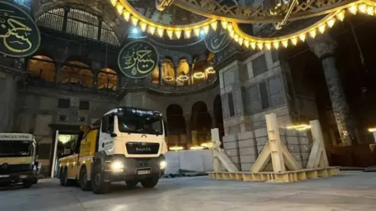 Foto - Ayasofya Camii’ndeki görüntü, İlber Ortaylı’yı çılgına çevirdi! Çok sert tepki gösterdi 