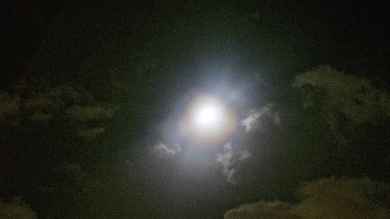 Foto - Ay'ın etrafındaki renkli taç görenleri mest etti