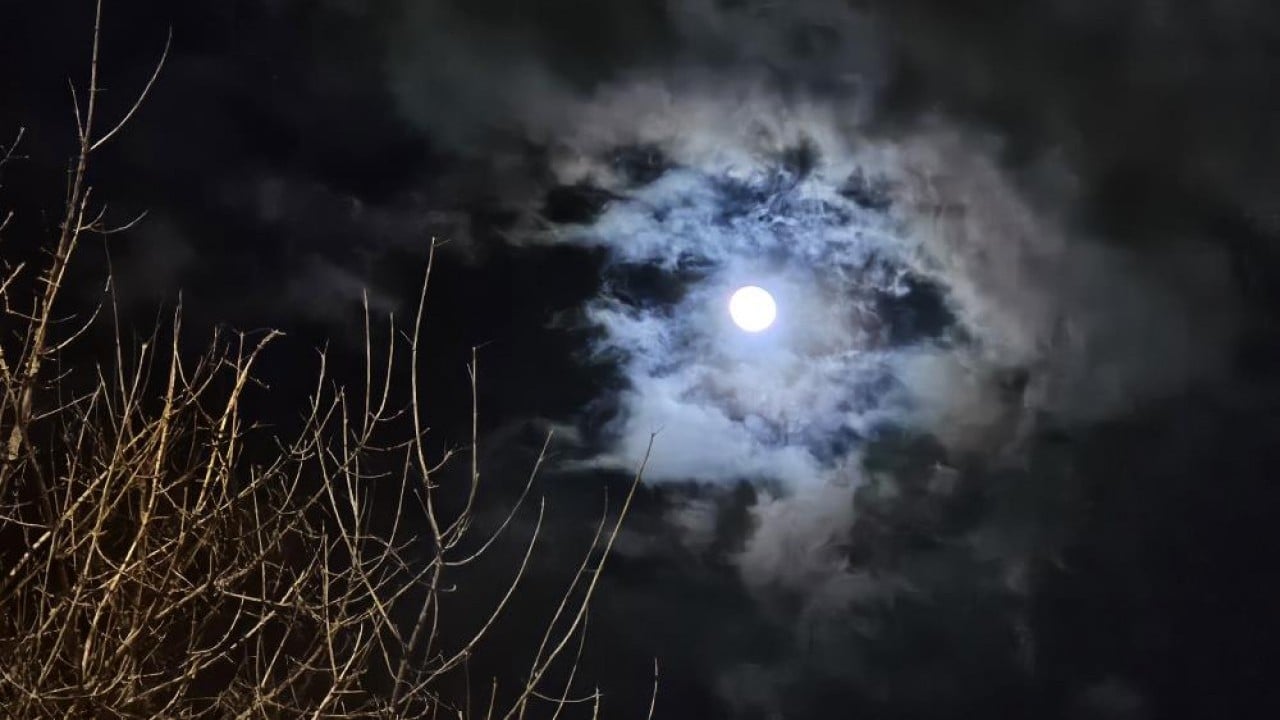 Ay'ın etrafındaki renkli taç görenleri mest etti