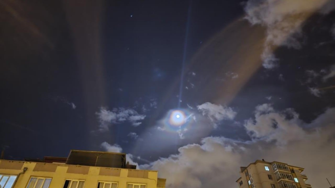 Foto - Ay'ın etrafındaki renkli taç görenleri mest etti