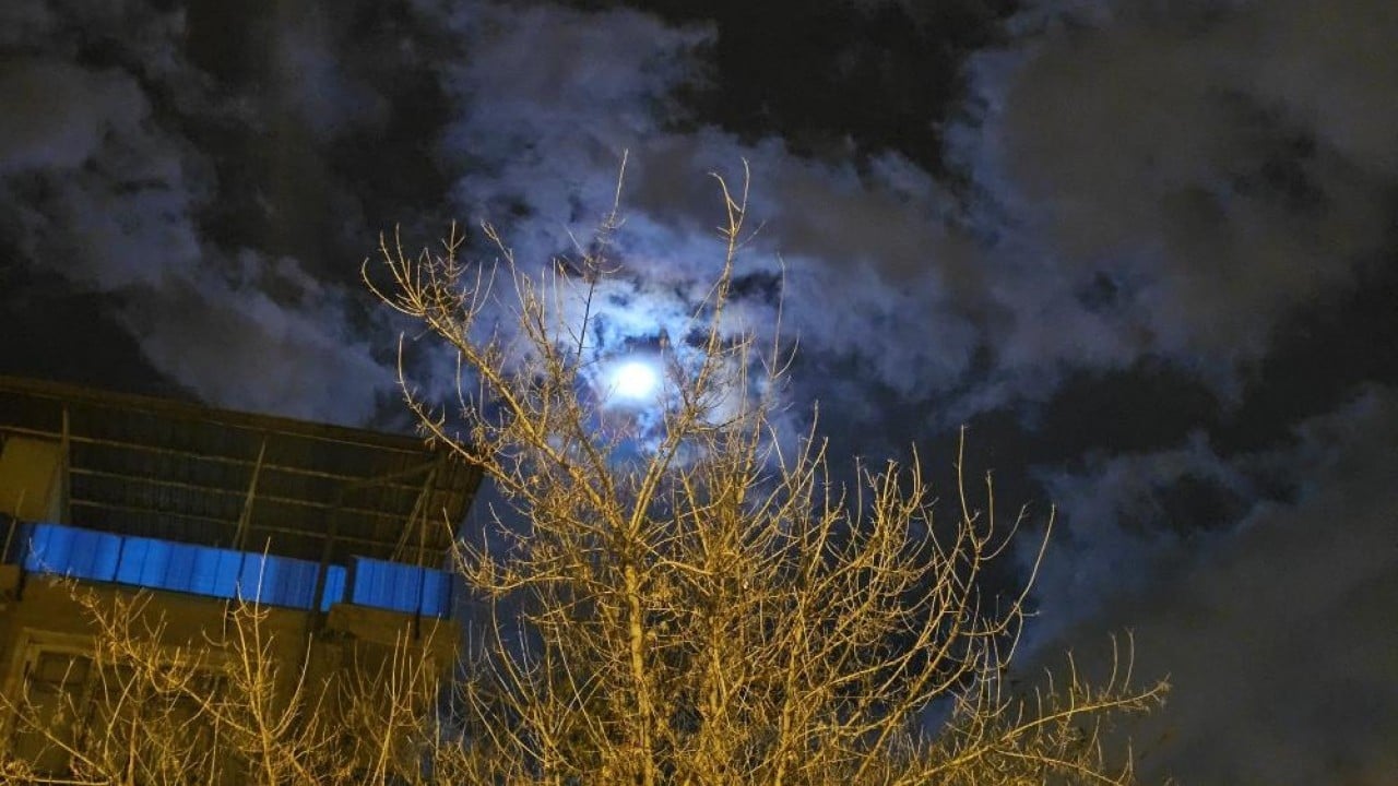 Foto - Ay'ın etrafındaki renkli taç görenleri mest etti