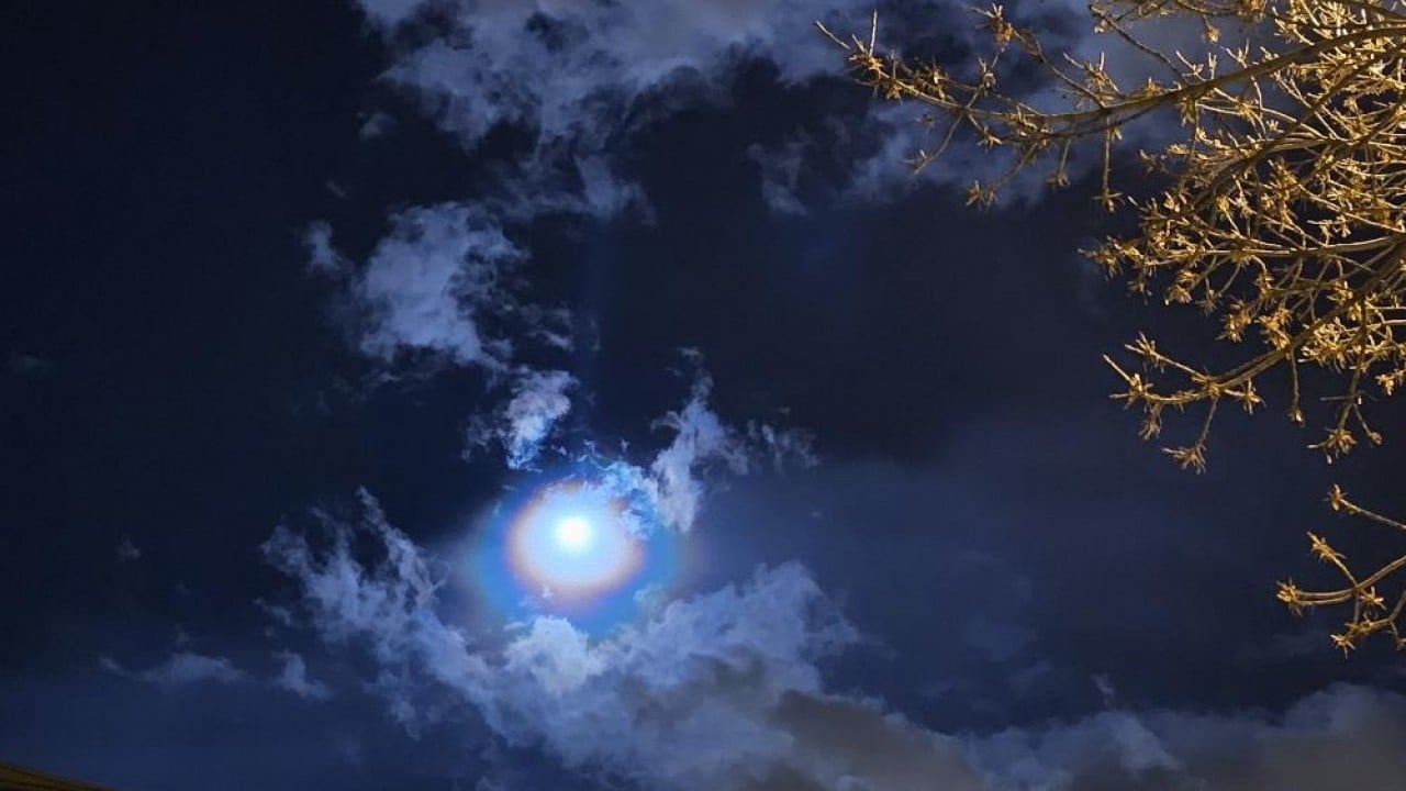 Foto - Ay'ın etrafındaki renkli taç görenleri mest etti