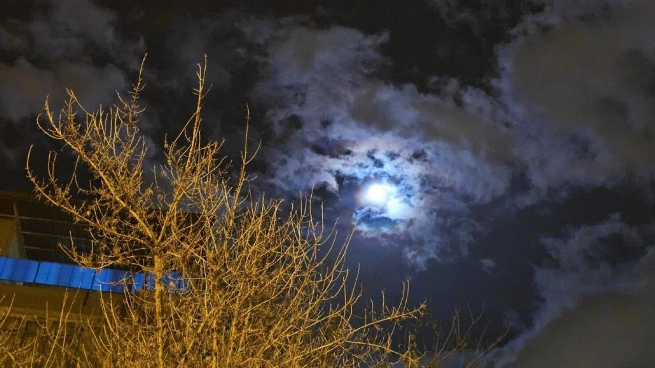 Foto - Ay'ın etrafındaki renkli taç görenleri mest etti