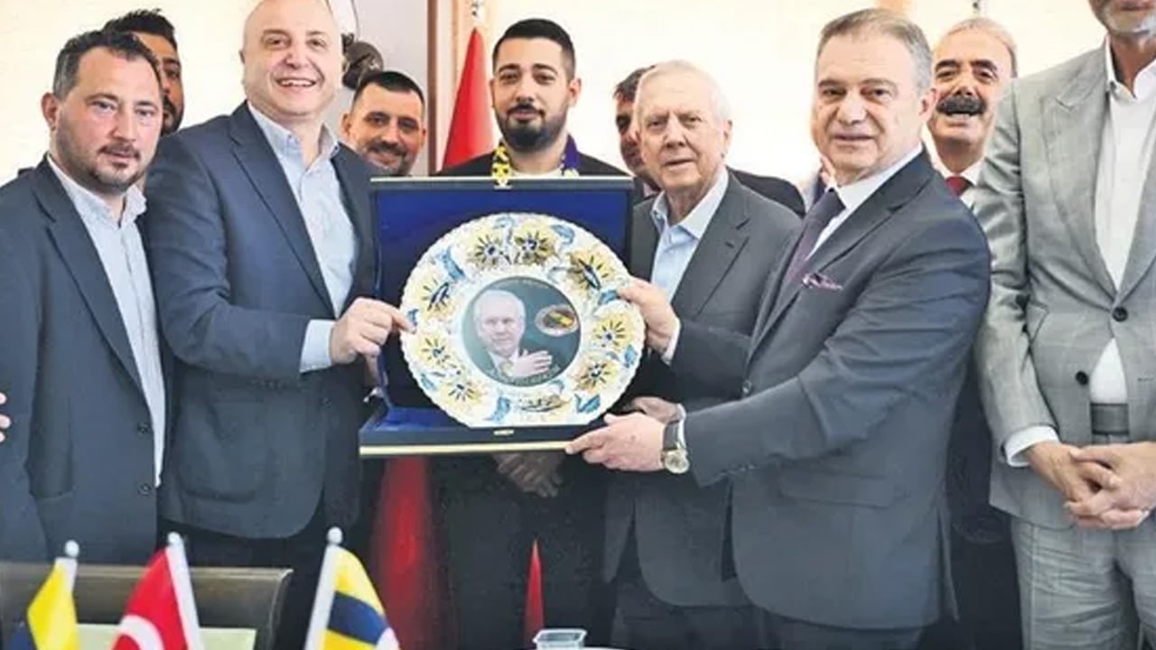 Foto - Tabloyu gören kabul etmiyor... Aykut Kocaman’ı işaret etti: Yeni sezon planlaması cevabı