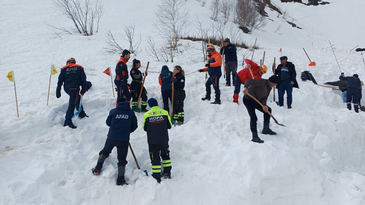 Foto - Aylar önce çığ altında kalmıştı! 5 kişilik ekip 8 metrelik karda iz sürüyor