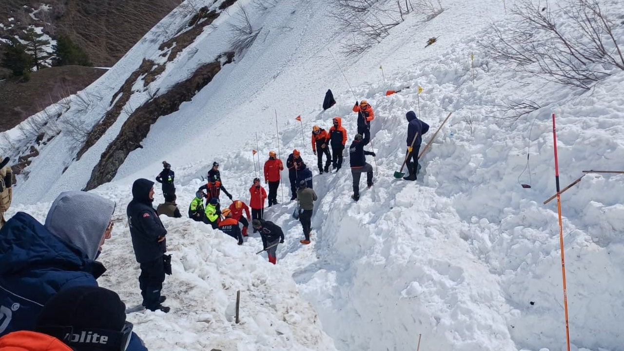Foto - Aylar önce çığ altında kalmıştı! 5 kişilik ekip 8 metrelik karda iz sürüyor