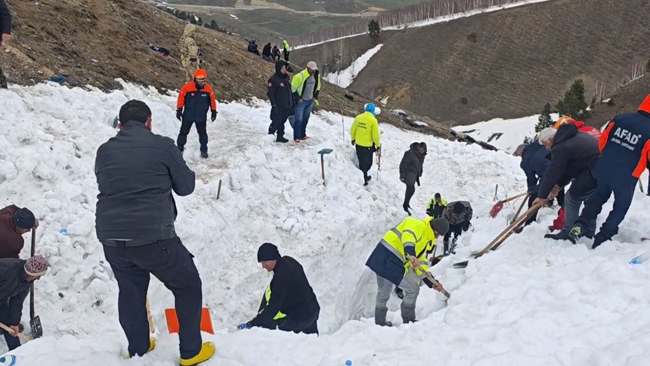 Foto - Aylar önce çığ altında kalmıştı! 5 kişilik ekip 8 metrelik karda iz sürüyor