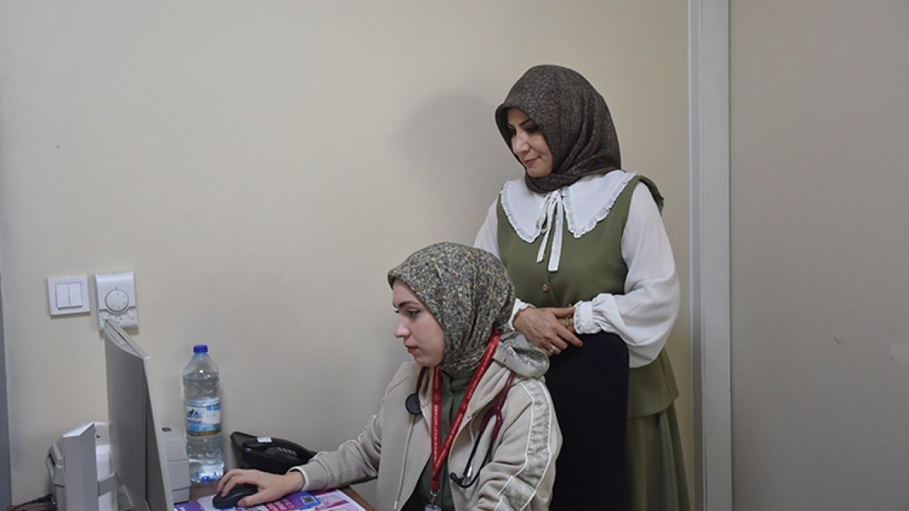 Foto - Aynı hastanede buluştular! Hemşire anne ile doktor kızı mesai arkadaşı oldu