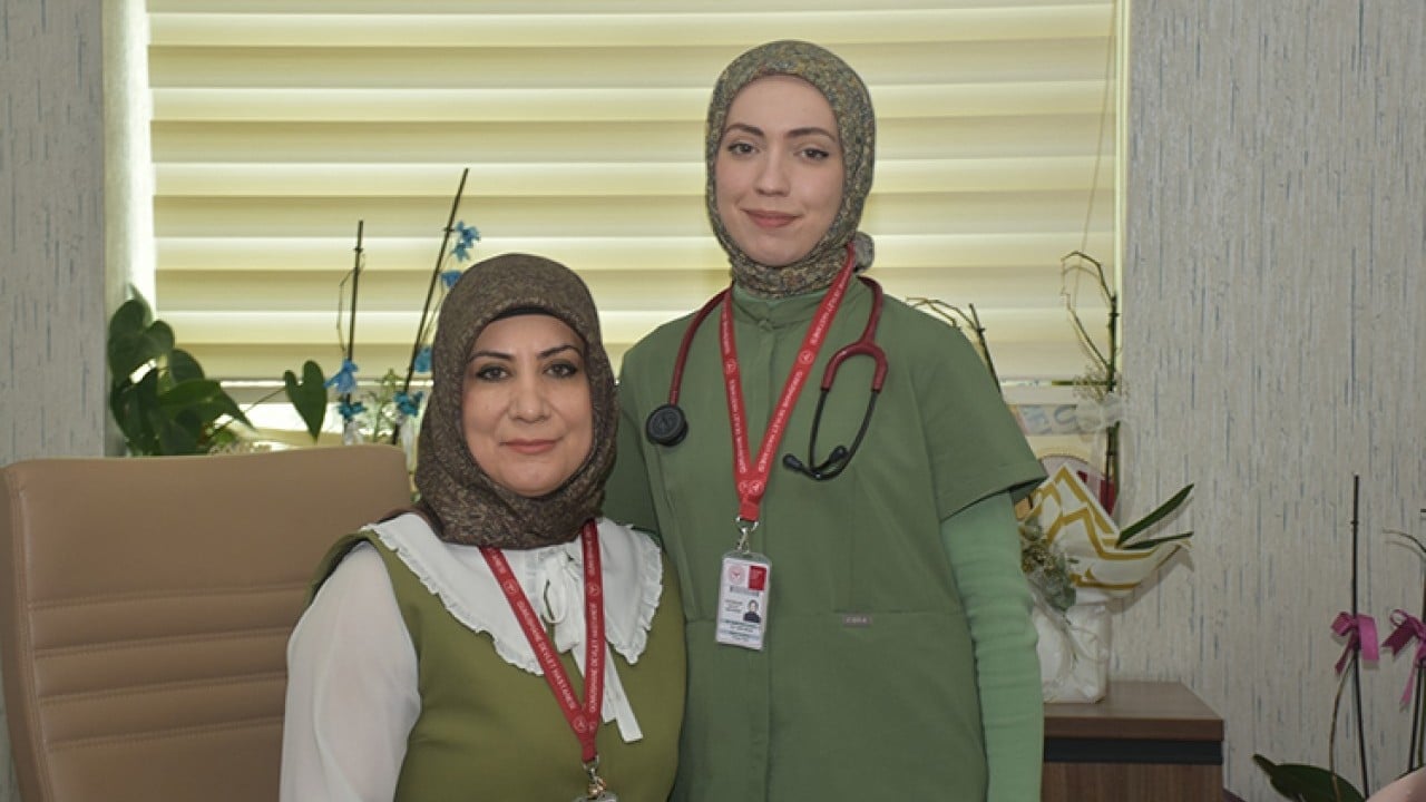 Foto - Aynı hastanede buluştular! Hemşire anne ile doktor kızı mesai arkadaşı oldu