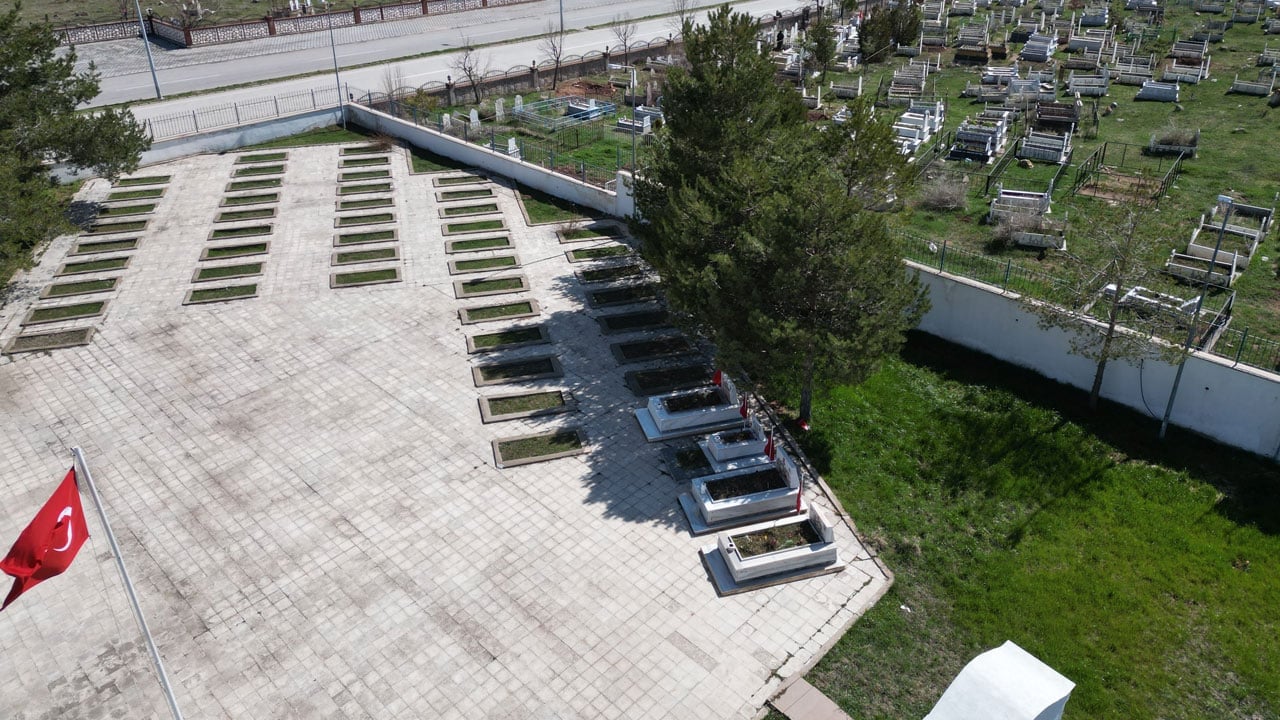 Foto - Aynı kabristan farklı yönler! Mezarlıkta kafa karıştıran detay