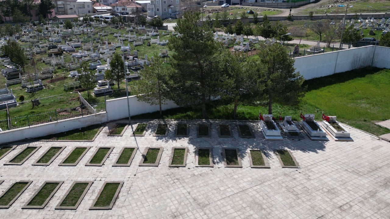 Foto - Aynı kabristan farklı yönler! Mezarlıkta kafa karıştıran detay