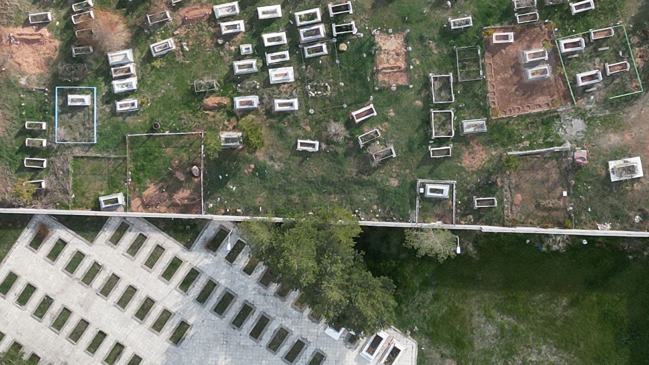 Foto - Aynı kabristan farklı yönler! Mezarlıkta kafa karıştıran detay