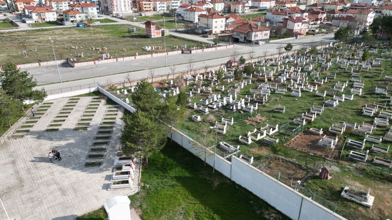 Foto - Aynı kabristan farklı yönler! Mezarlıkta kafa karıştıran detay