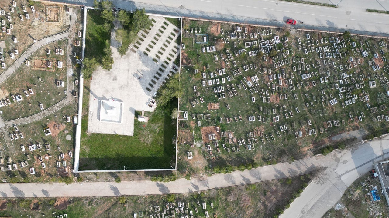 Foto - Aynı kabristan farklı yönler! Mezarlıkta kafa karıştıran detay