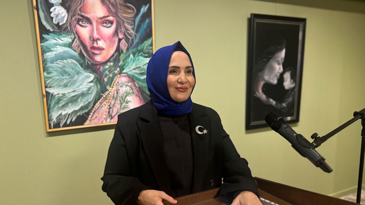 Foto - Ayşenur Şaylan'ın ‘Örtüşen İzler’ sergisi sanatseverlerle buluştu