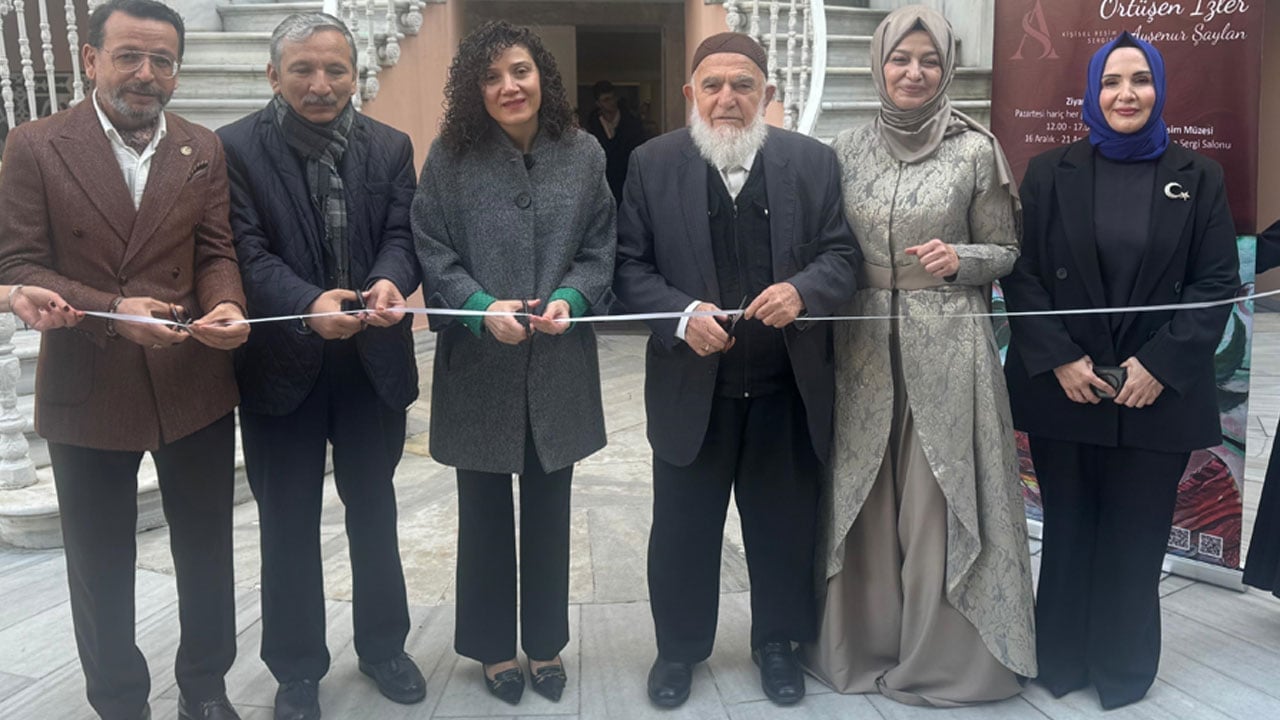 Foto - Ayşenur Şaylan'ın ‘Örtüşen İzler’ sergisi sanatseverlerle buluştu