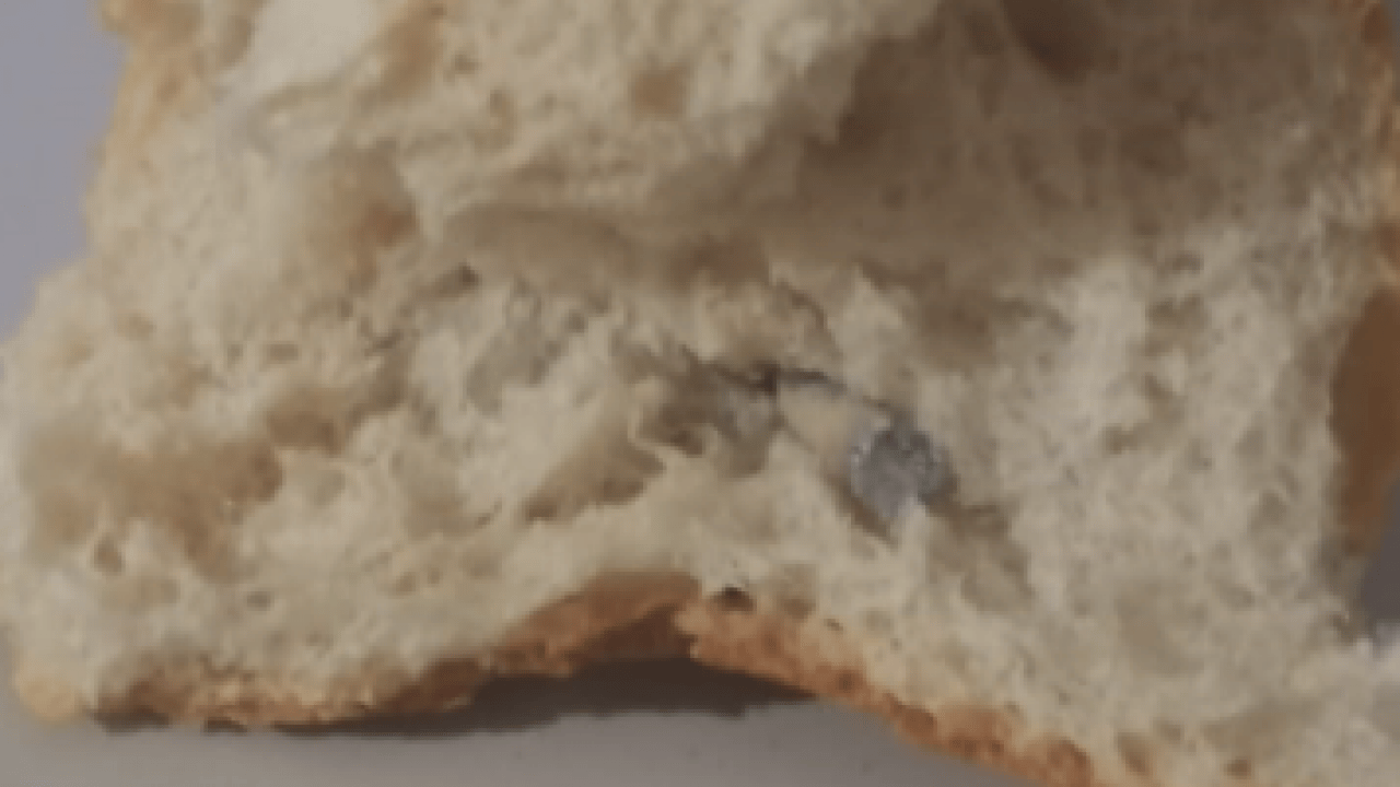 Foto - Az kalsın ağzını parçalayacaktı: Ekmeğin içinden bakın ne çıktı!