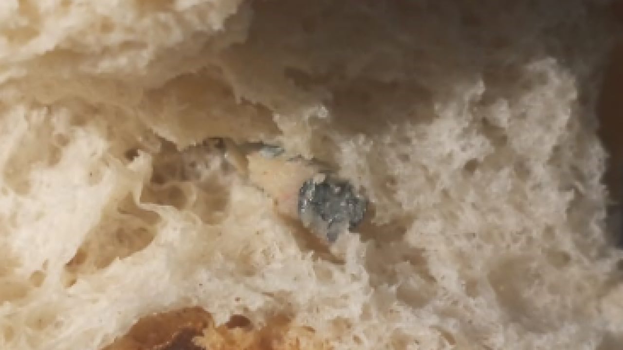 Foto - Az kalsın ağzını parçalayacaktı: Ekmeğin içinden bakın ne çıktı!