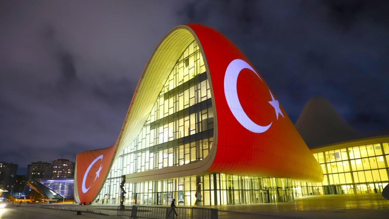 Foto - Azerbaycan'ın başkenti Bakü Türk bayrağıyla kaplandı