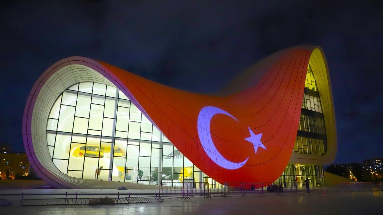 Foto - Azerbaycan'ın başkenti Bakü Türk bayrağıyla kaplandı