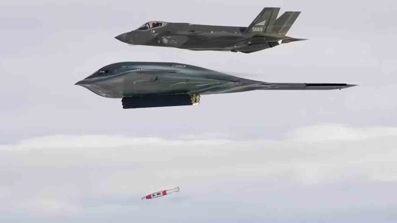 Foto - B-2’den tarihî test: Pasifik’te hedef gemi batırıldı!