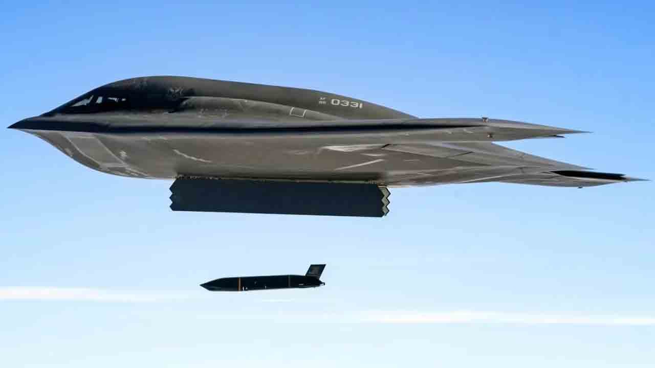 B-2’den tarihî test: Pasifik’te hedef gemi batırıldı!