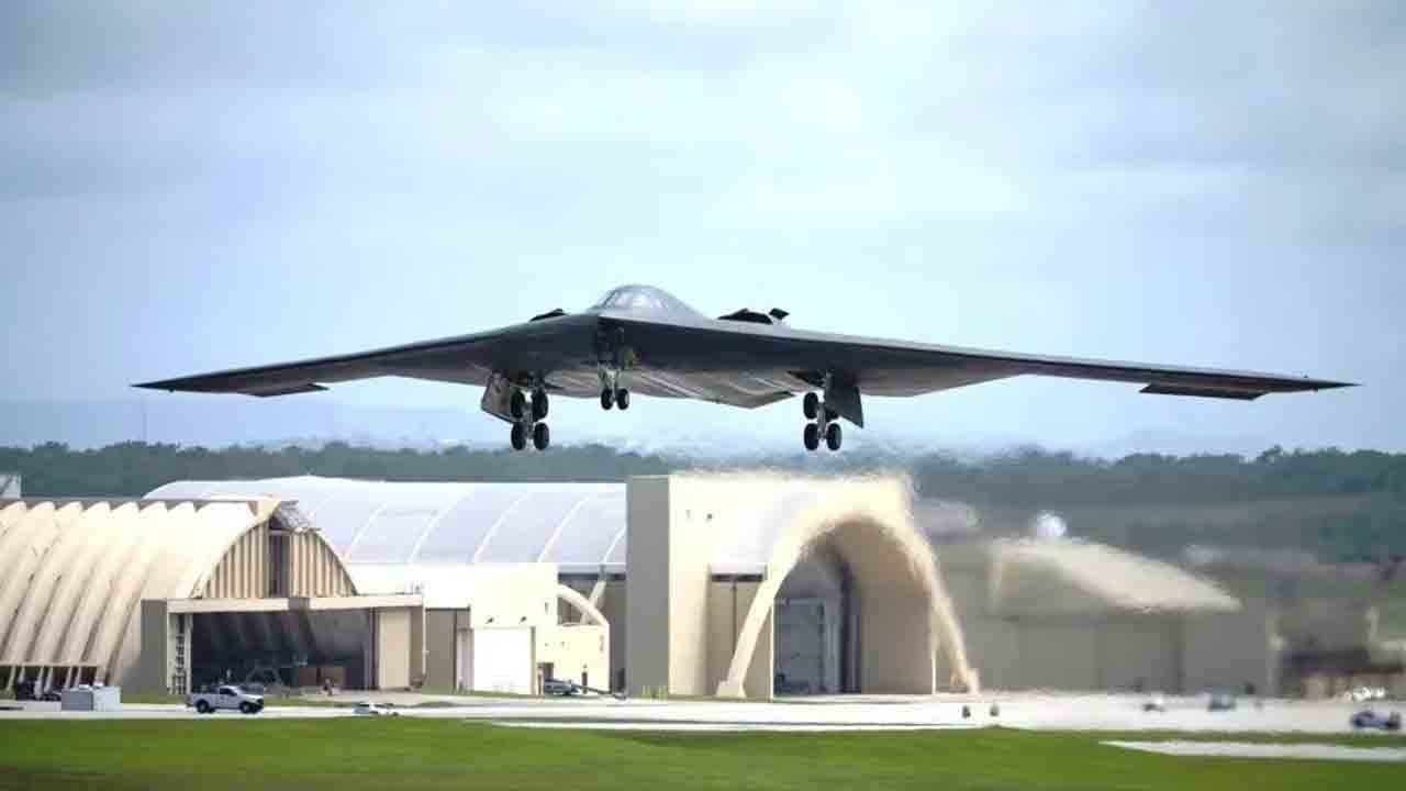 Foto - B-2’den tarihî test: Pasifik’te hedef gemi batırıldı!