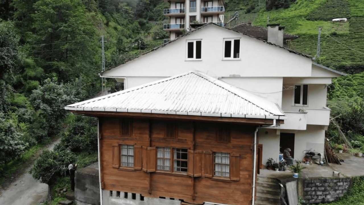 Baba yadigârı evi "hatırası var" diye yıkmaya kıyamadılar: Ahşap evi koruyup, yanına yeni bina yaptılar